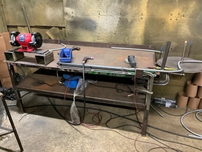 APPROX. 1800mm x 900mm x 810mm METAL WORKBENCH & CONTENTS