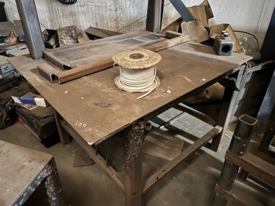 APPROX. 1400mm x 1200mm x 950mm METAL WORKBENCH