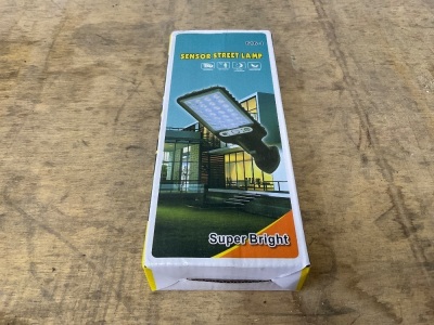 UNUSED SOLAR OUTDOOR LED SENSOR LAMP 