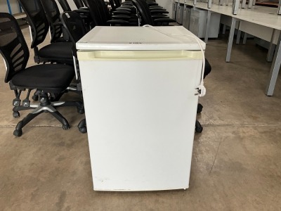 UNDERCOUNTER FRIDGE