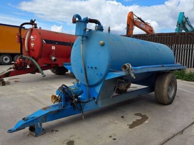 APPROX. 1000 GALLON SINGLE AXLE WATER BOWSER