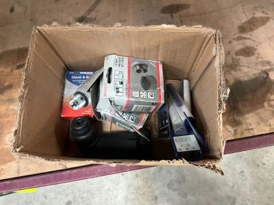 LOT BUNDLE TO INC. ANGLED CHUCK, DRILL CHUCK, HOLE SAWS ETC
