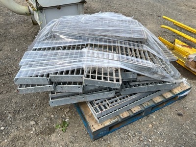 LARGE SELECTION OF MESH STEPS & ASSORTED CUTTINGS