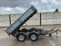 IFOR WILLIAMS APPROX. 8ft 6" x 5ft TWIN AXLE 2700KGS TIPPING TRAILER - 19