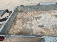 APPROX. 9ft x 4ft IFOR WILLIAMS GH94BT TWIN AXLE 2700kgs BEAVERTAIL PLANT TRAILER - 7