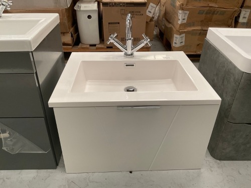 600 WALL-MOUNTED UNIT IN MATTE WHITE WITH CHROME TAP