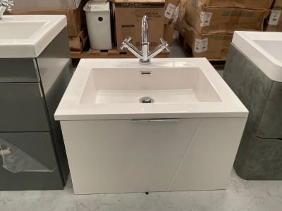 600 WALL-MOUNTED UNIT IN MATTE WHITE WITH CHROME TAP