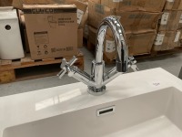 600 WALL-MOUNTED UNIT IN MATTE WHITE WITH CHROME TAP - 3