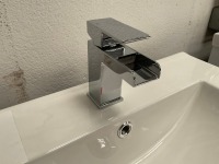 600 WALL-MOUNTED TWO-DRAWER UNIT IN WHITE GLOSS WITH CHROME TAP - 4