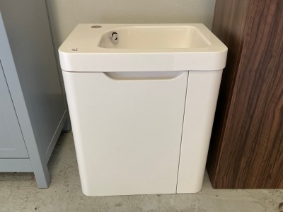 WALL-MOUNTED SINGLE-DOOR WHITE GLOSS 450 × 320 UNIT WITH BASIN