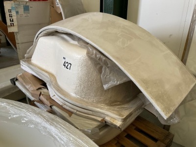 MIXED PALLET OF CORNER BATHS, P-SHAPED BATHS, CORNER BATH PANELS, P-SHAPED BATH PANELS