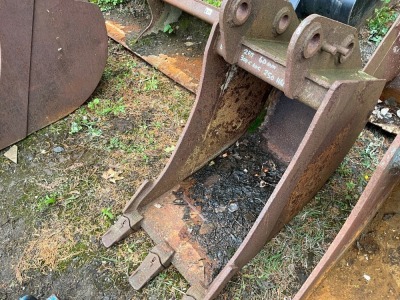 APPROX. 2ft TOOTHED DIGGING BUCKET TO SUIT 13 TON MACHINE
