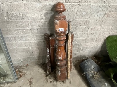 DARK WOOD UEL POST & 4No. SPINDLES