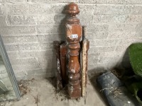 DARK WOOD UEL POST & 4No. SPINDLES