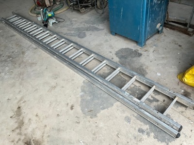 17 TREAD ALUMINIUM DOUBLE EXTENSION LADDER