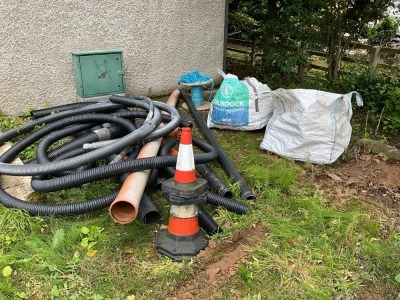 LOT BUNDLE PIPES, DUCTING, ROPE, DRAINAGE FITTINGS & PLASTIC COVERS