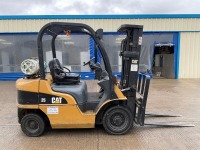 CAT GP25N 2.5 TON GAS FORKLIFT  - 6