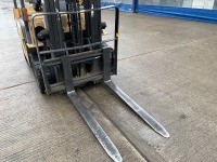 CAT GP25N 2.5 TON GAS FORKLIFT  - 9