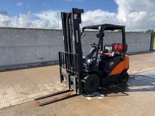 DOOSAN G25P 2.5 TON GAS FORKLIFT