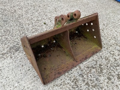 APPROX. 2FT 6" TOOTHLESS DIGGING BUCKET TO SUIT 2-3 TON MINI DIGGER