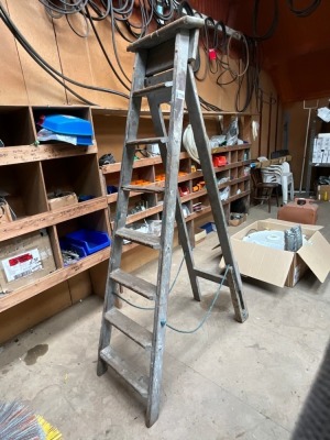 8 TREAD WOODEN STEP LADDER