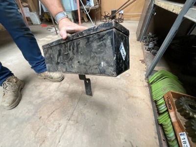 METAL JOHN DEERE TOOLBOX