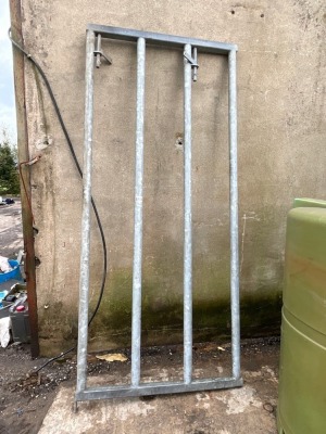 APPROX. 8ft 4 BAR GATE
