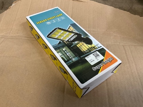 UNUSED SOLAR OUTDOOR LED SENSOR LAMP 
