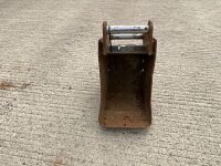 APPROX. 11" TOOTHLESS DIGGING BUCKET TO SUIT 2-3 TON MACHINE - 2