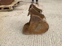 APPROX. 11" TOOTHLESS DIGGING BUCKET TO SUIT 2-3 TON MACHINE - 4