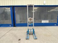 GENIE GL12 MATERIAL LIFTER - 2