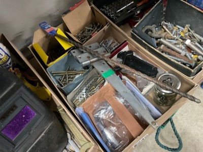 BOX LOT TO INC. ASSORTED SCREWS, FIXINGS, HANDLE & HINGES