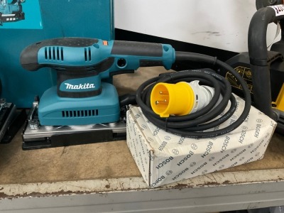 MAKITA 110v SANDER & BOX OF SAND PAPER