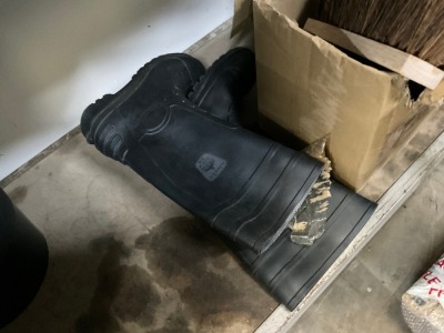 UNUSED SIZE 10 WELLINGTON BOOTS