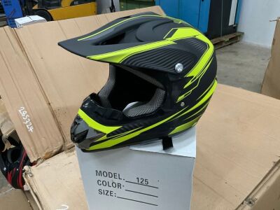 UNUSED MOTORBIKE HELMET (GREEN)