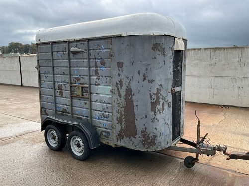 APPROX. 9FT 7" X 5FT 4" TWIN AXLE HORSEBOX
