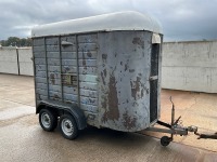 APPROX. 9FT 7" X 5FT 4" TWIN AXLE HORSEBOX