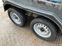 APPROX. 9FT 7" X 5FT 4" TWIN AXLE HORSEBOX - 9