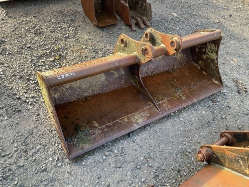 APPROX. 5ft SHUGH BUCKET TO SUIT 4-6 TON MACHINE