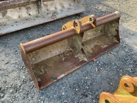 APPROX. 5ft SHUGH BUCKET TO SUIT 4-6 TON MACHINE