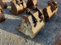 APPROX. 2ft TOOTHED DIGGING BUCKET TO SUIT 4-6 TON MACHINE - 7