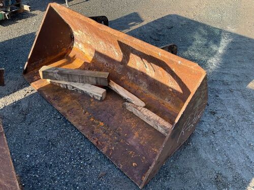 APPROX. 6 FT BUCKET TO SUIT FARM HANDLER