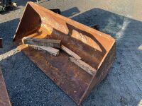 APPROX. 6 FT BUCKET TO SUIT FARM HANDLER