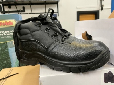 UNUSED SIZE 4 WORKBOOTS