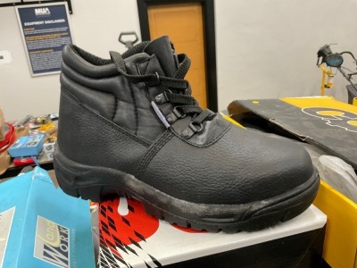 UNUSED SIZE 6 WORKBOOTS