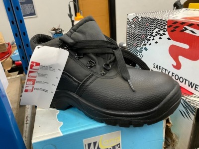 UNUSED SIZE 3 WORKBOOTS