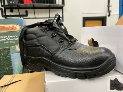 UNUSED SIZE 4 WORKBOOTS