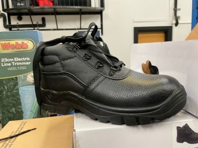 UNUSED SIZE 4 WORKBOOTS
