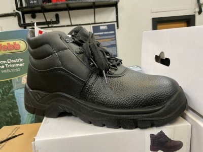 UNUSED SIZE 5 WORKBOOTS