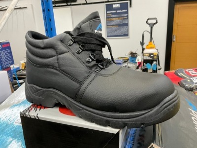UNUSED SIZE 11 WORKBOOTS